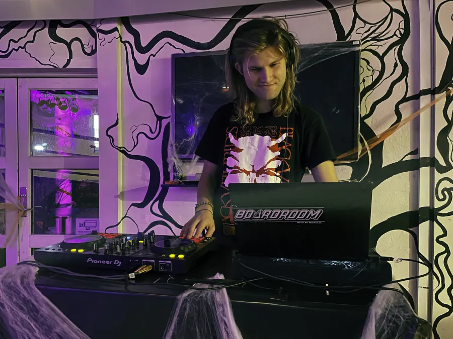 DJ